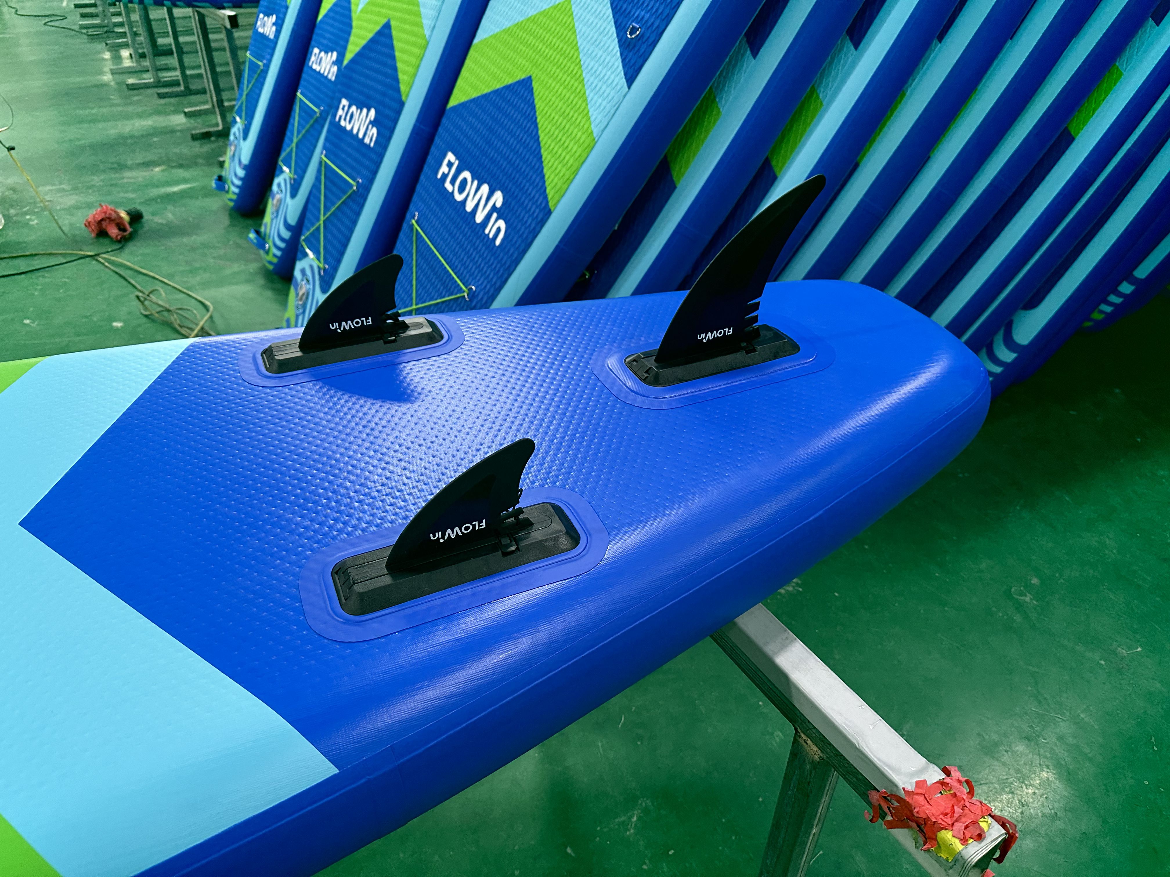 Flowin Navy 350 — плавники и комплектация, доска свёрнута в рюкзак