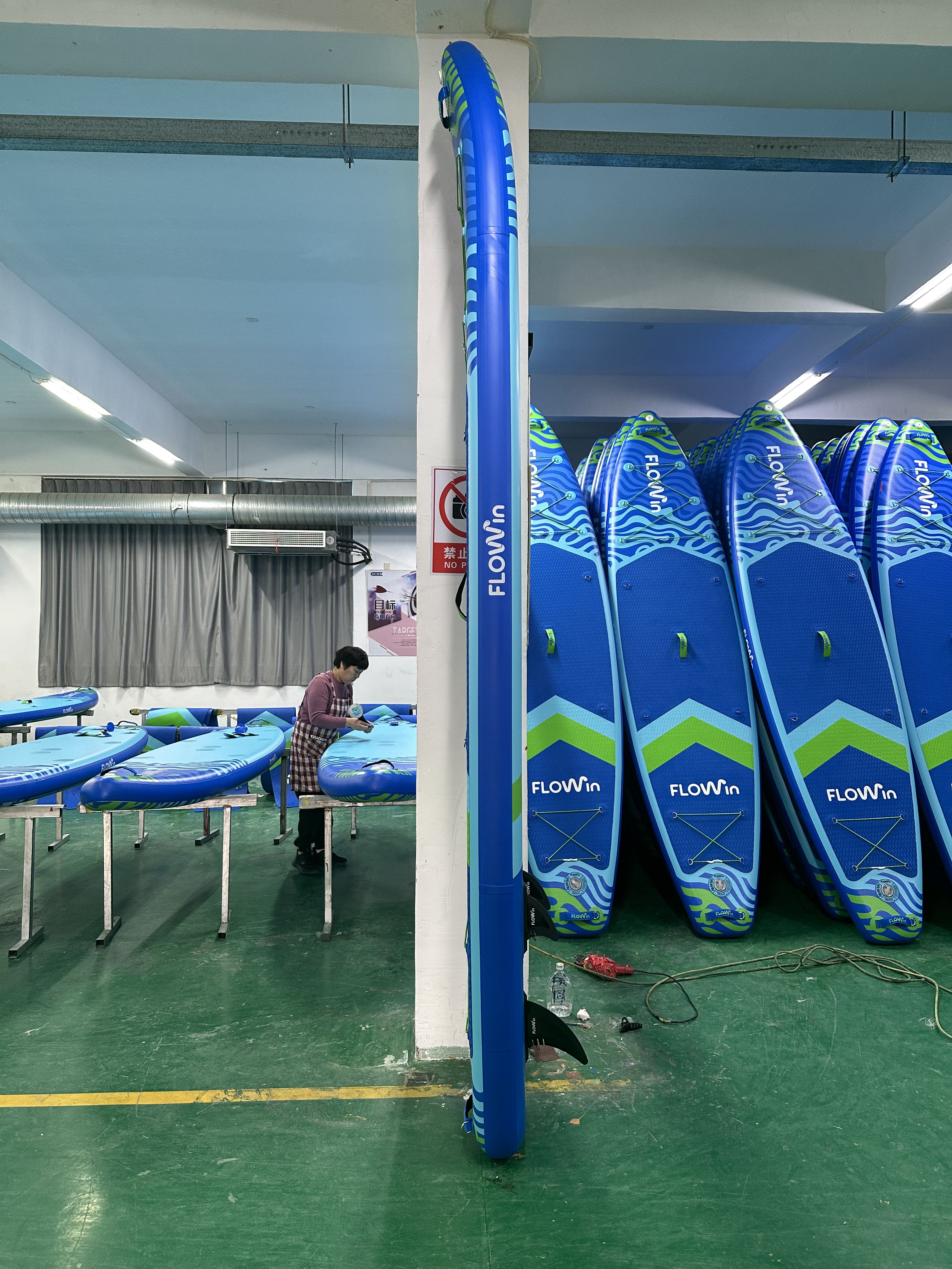 Семья катается на сапборде Flowin Navy 350 на уральском озере