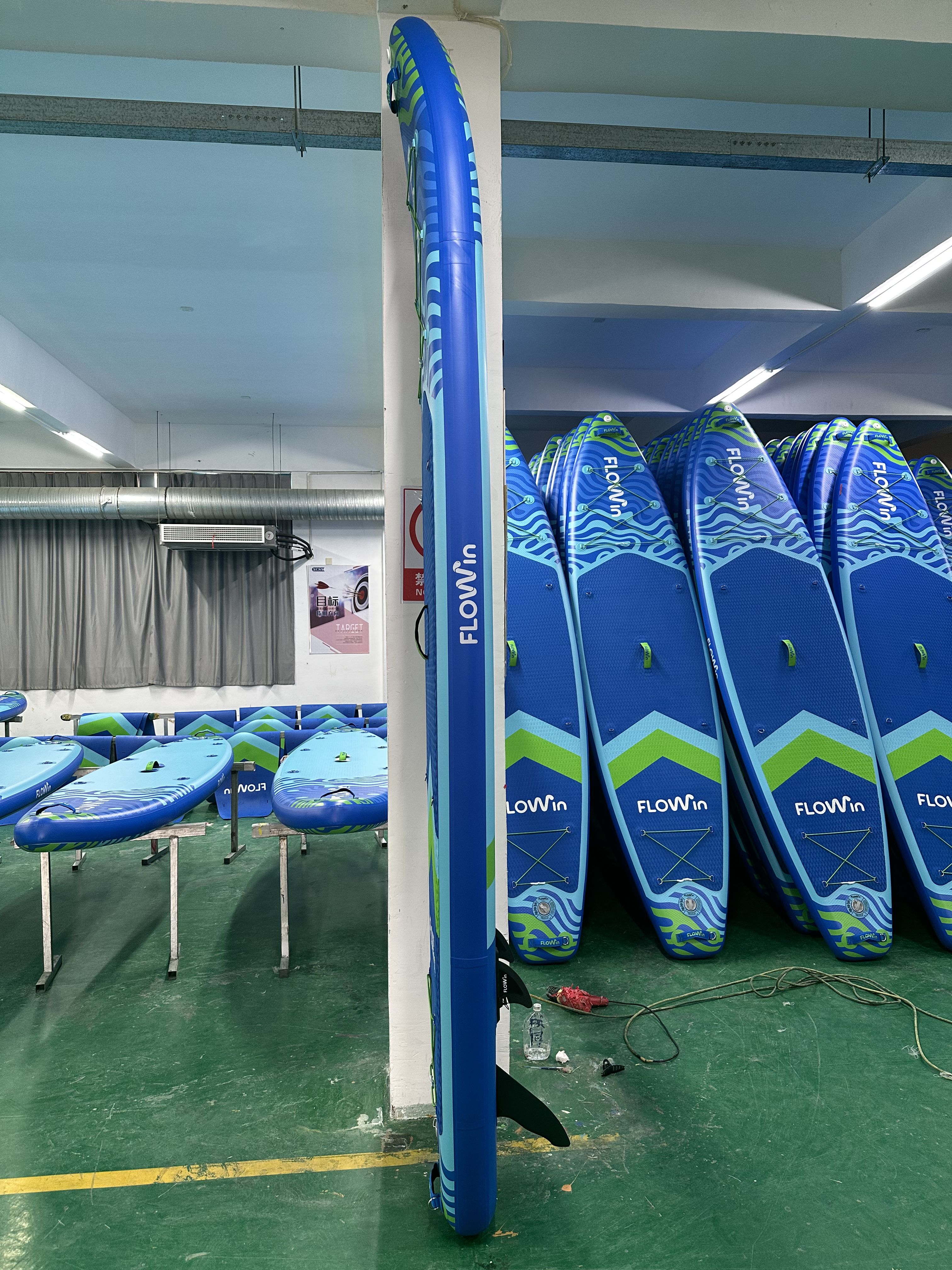 Flowin Navy 350 сбоку — профиль 15 см толщины, двухслойный ПВХ