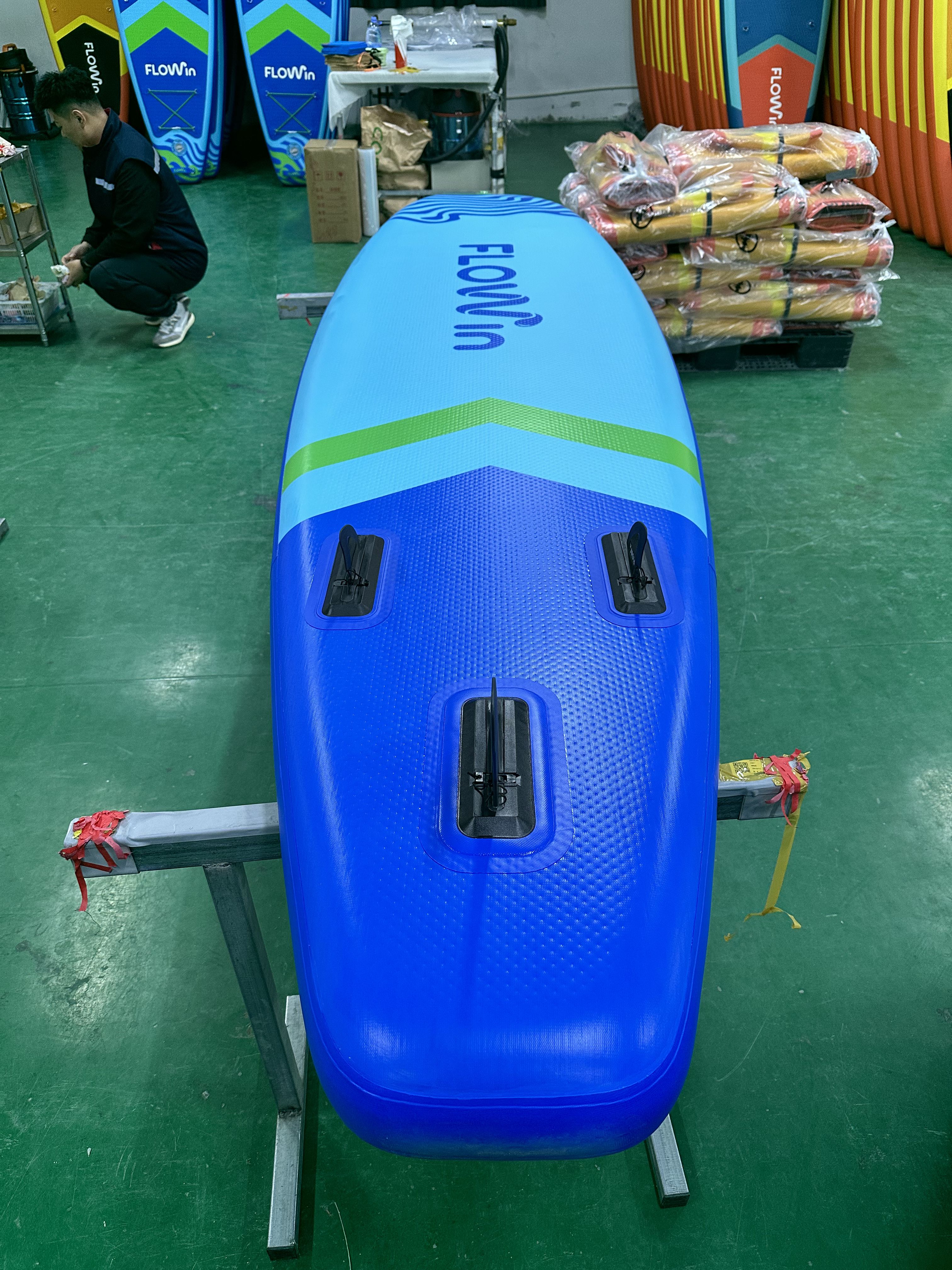 Flowin Navy 350 вид сверху — широкая палуба 84 см с гребной поверхностью